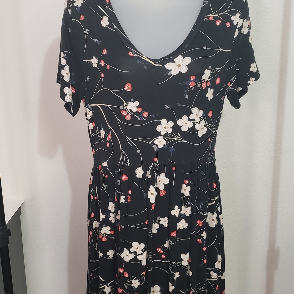 Black Floral V-Neck Short Sleeve Dress
